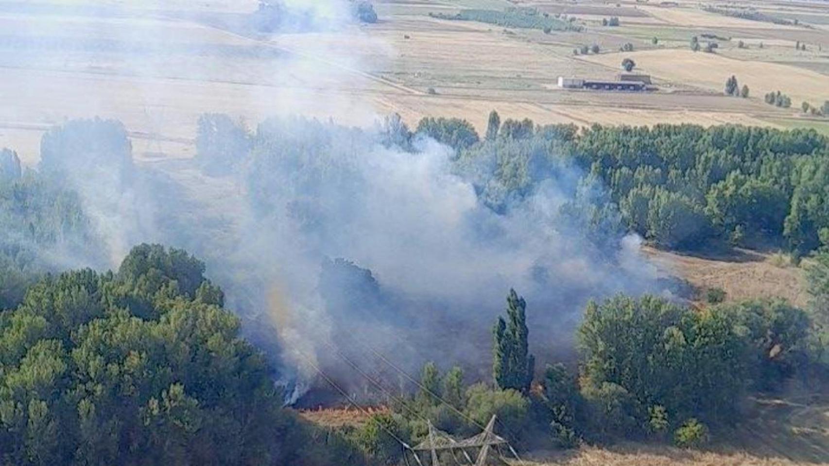 Un fuego bajo las líneas de media tensión en Mayorga obliga a la Junta a declarar el nivel 1
