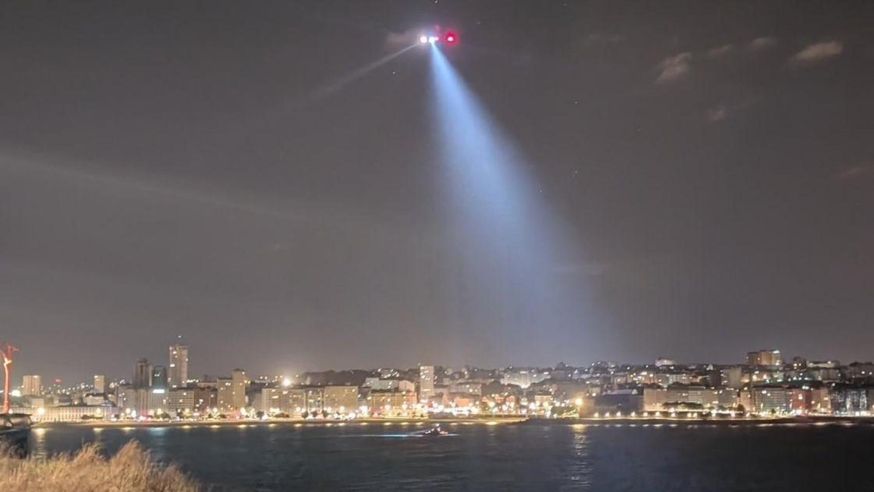 Un aviso por belgala desata un dispositivo de búsqueda en la había del Orzán en A Coruña