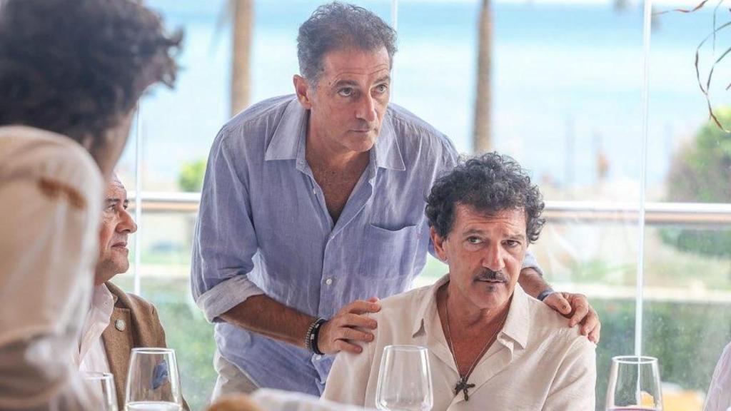 Antonio Banderas, con su hermano Javier, en una imagen de las redes sociales.