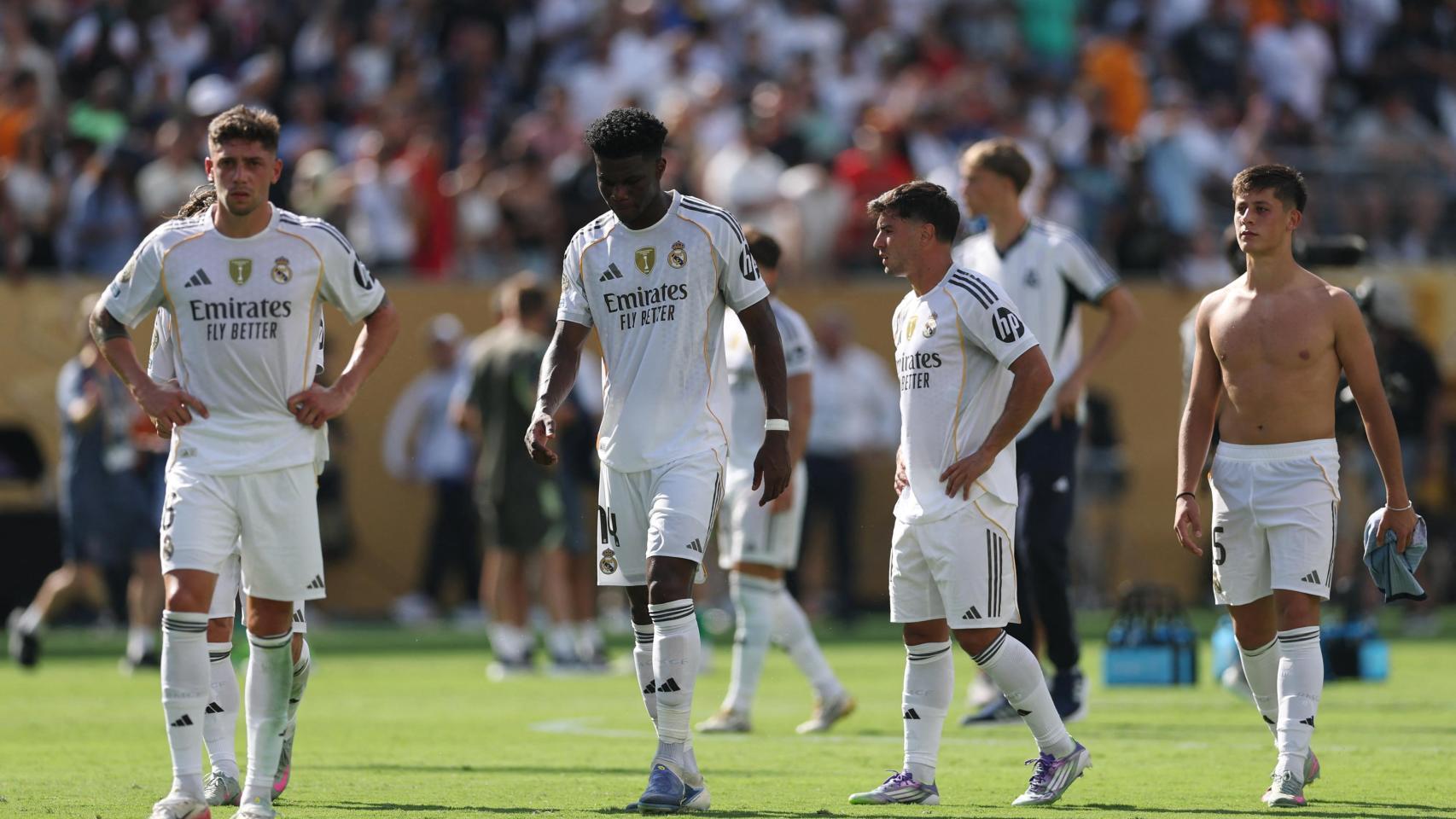 Los jugadores del Real Madrid, cabizbajos tras la derrota ante el PSG.