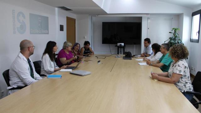 El encuentro ha reunido a responsables del Sescam con representantes de la asociación Ciudad Accesible.