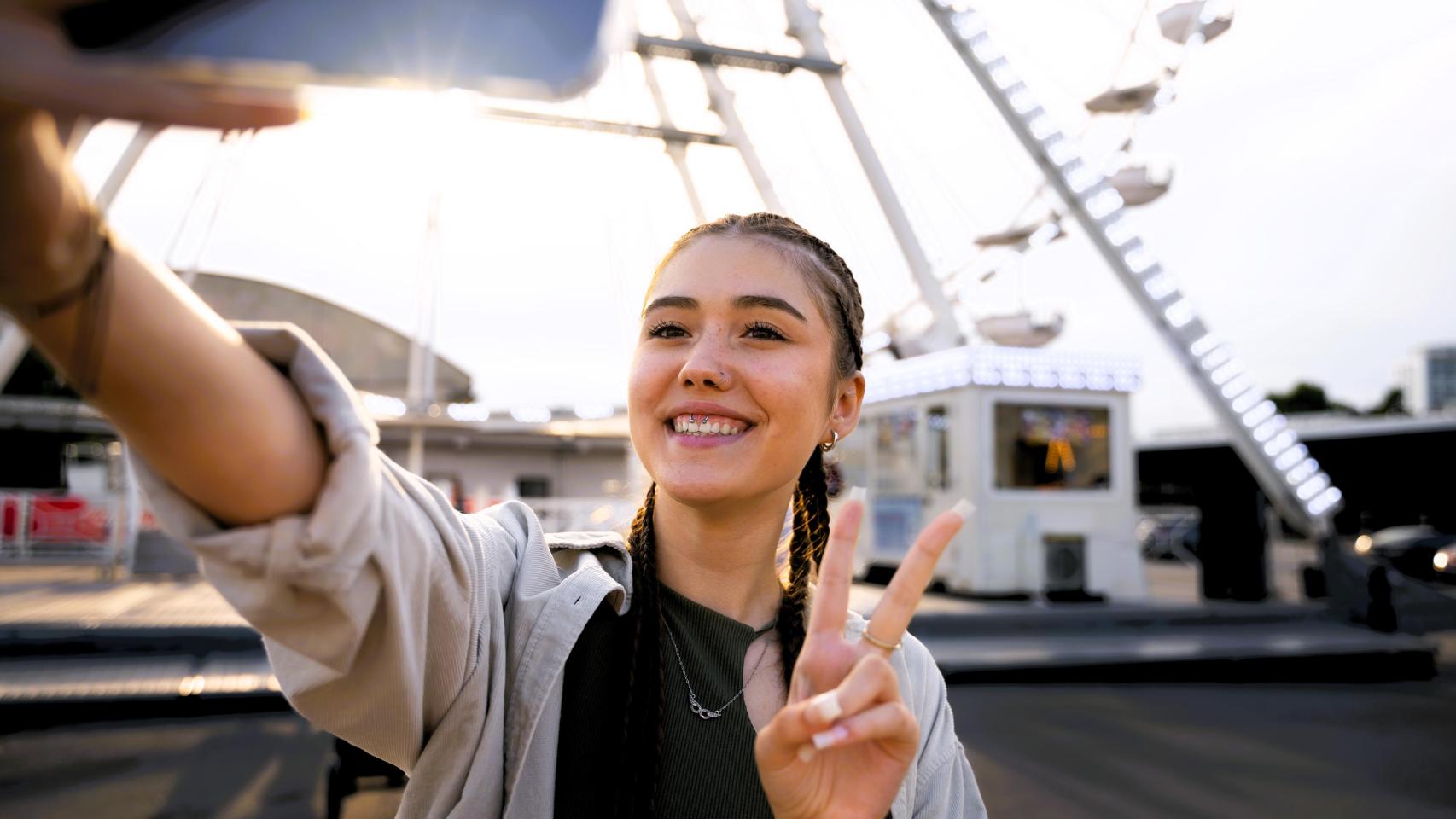 Turista tomándose un 'selfie' .