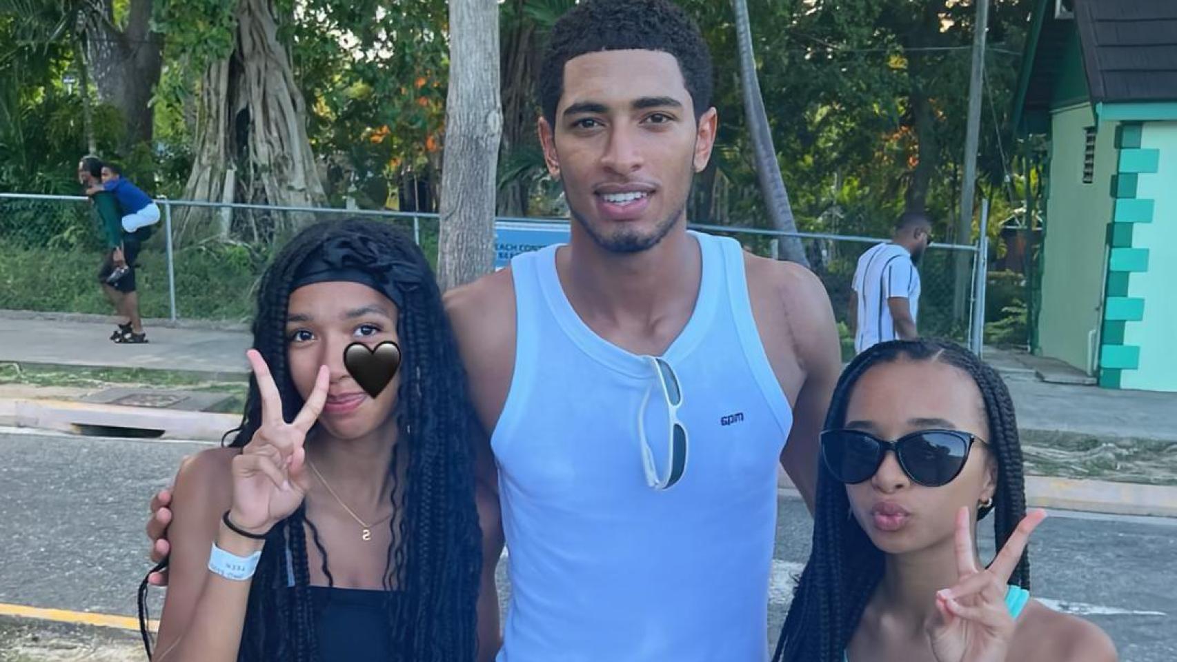 Jude Bellingham saluda a dos aficionadas.