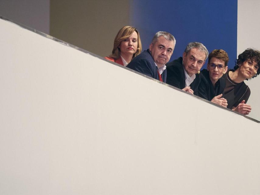 Pilar Alegría, Santos Cerdán, José Luis Rodríguez Zapatero, María Chivite y Elma Saiz, el pasado 25 de marzo en el Congreso del Partido Socialista de Navarra (PSN).