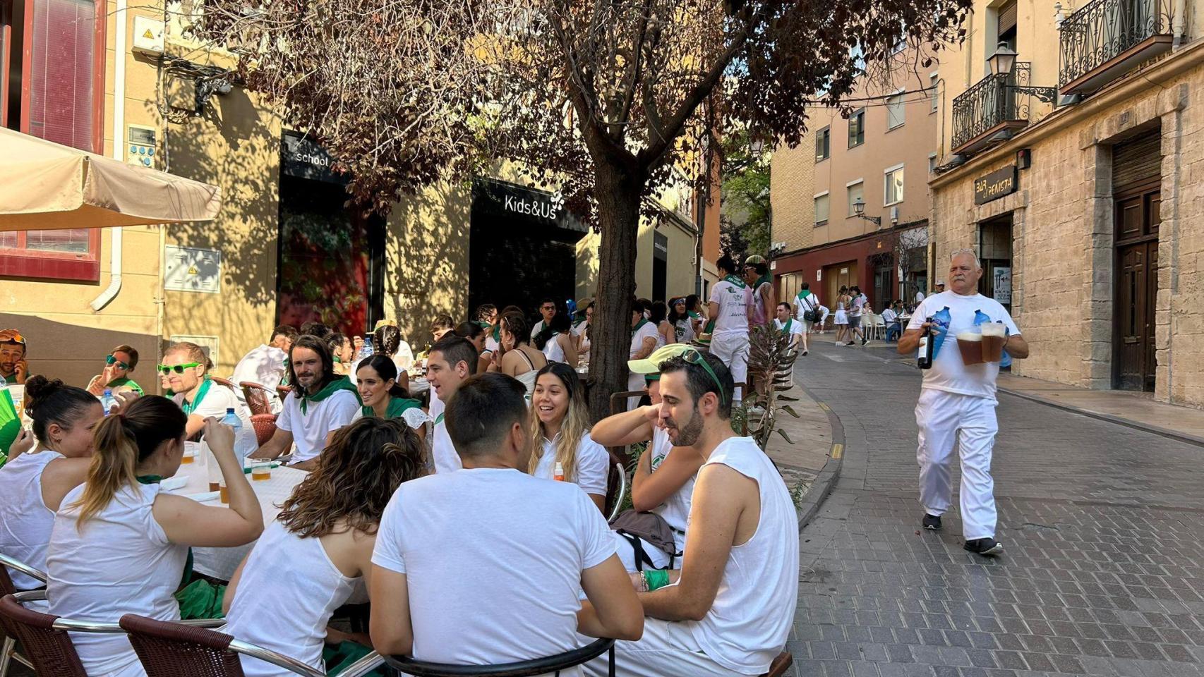 Un bar de Huesca, durante los almuerzos del día 9 de agosto. En imágenes de archivo.