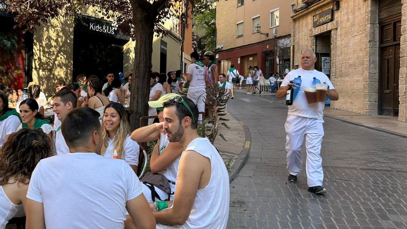 Un bar de Huesca, durante los almuerzos del día 9 de agosto. En imágenes de archivo.