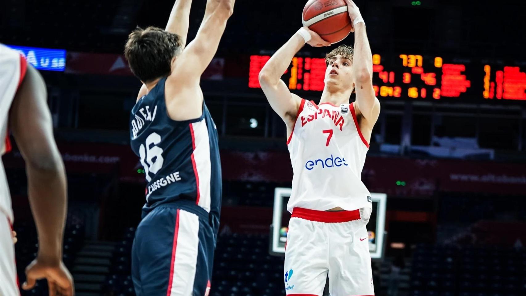 Guillermo del Pino lanza a canasta en la final del EuroBasket sub-18.
