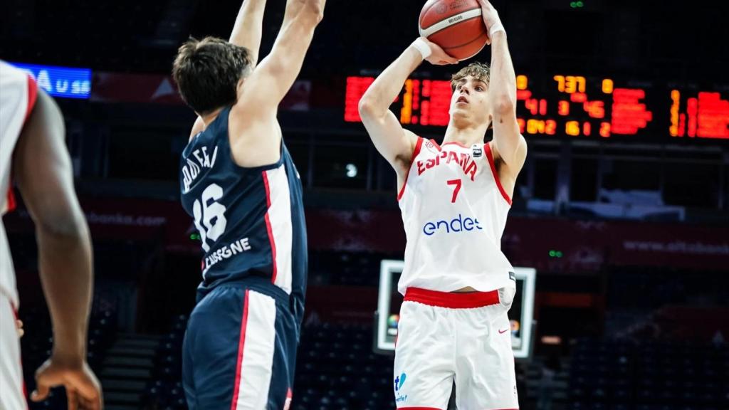 Guillermo del Pino lanza a canasta en la final del EuroBasket sub-18.