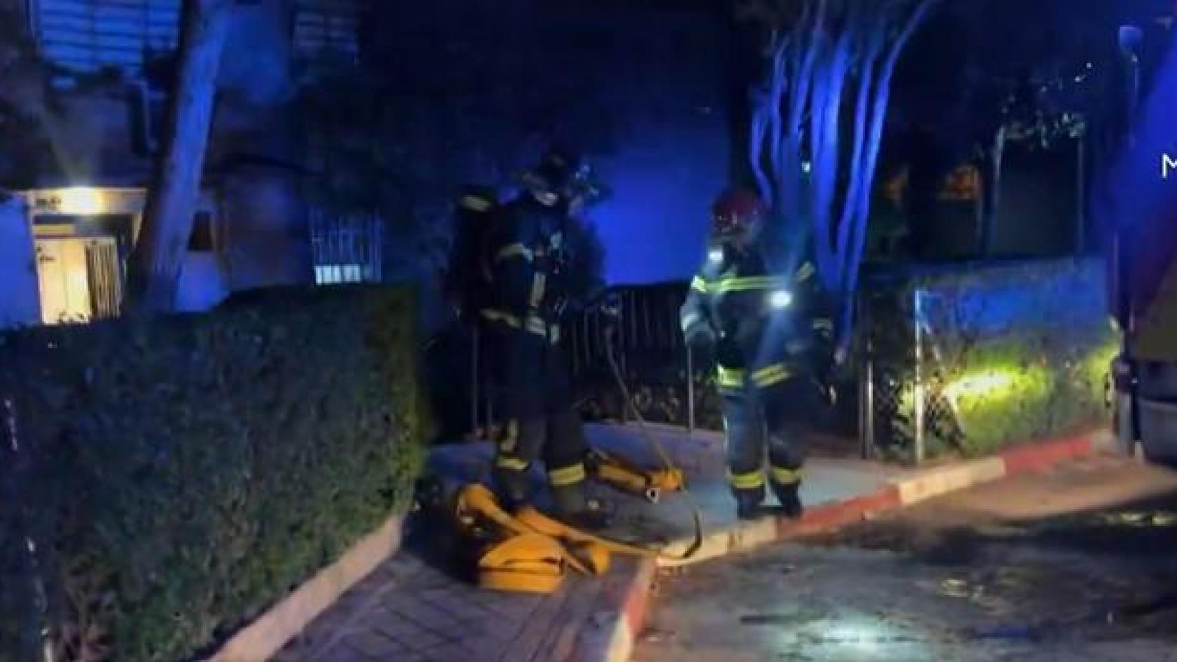 Bomberos esta madrugada en la calle Cardaño, en Madrid.