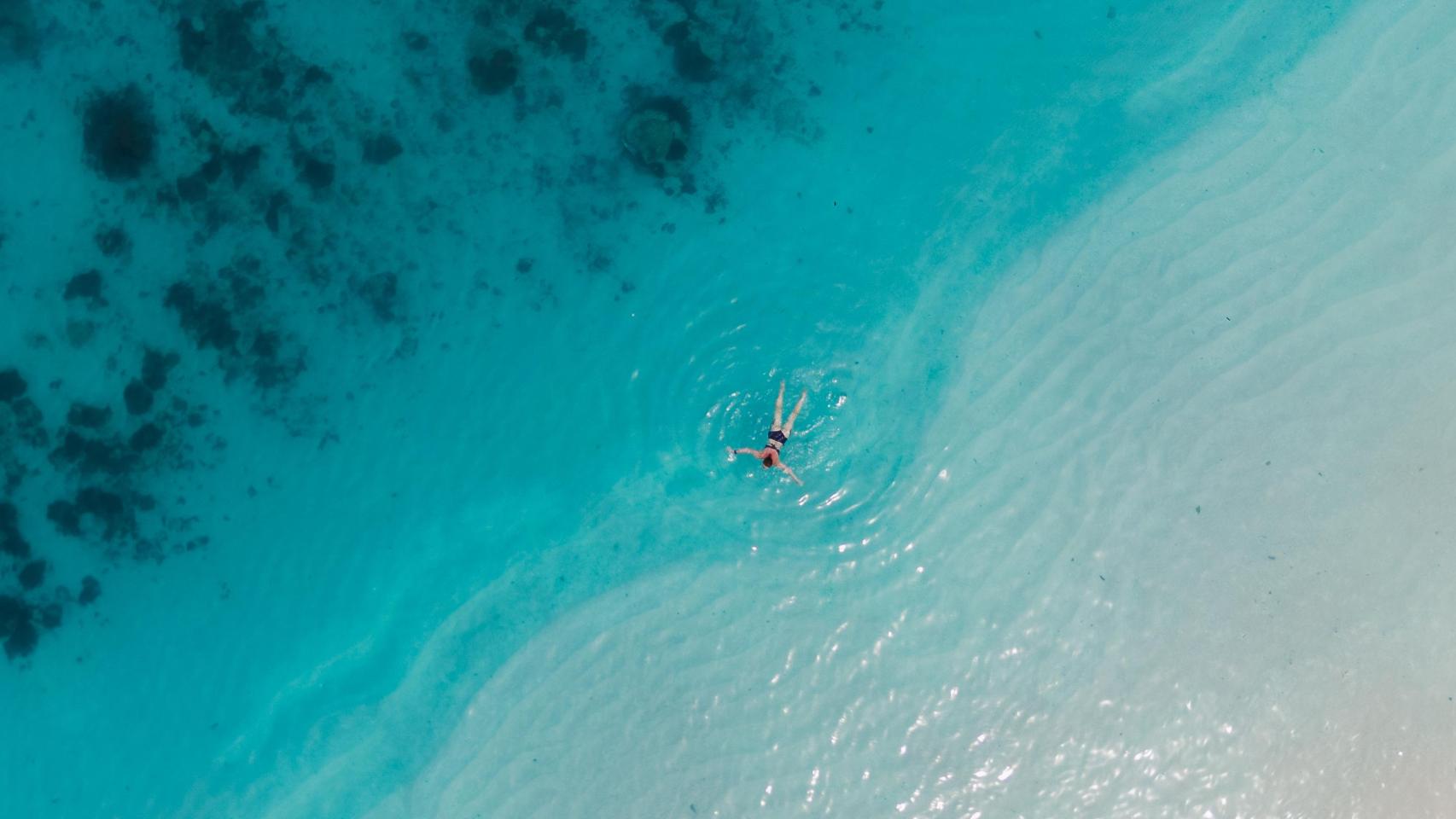 Una mujer bañándose en el Caribe.