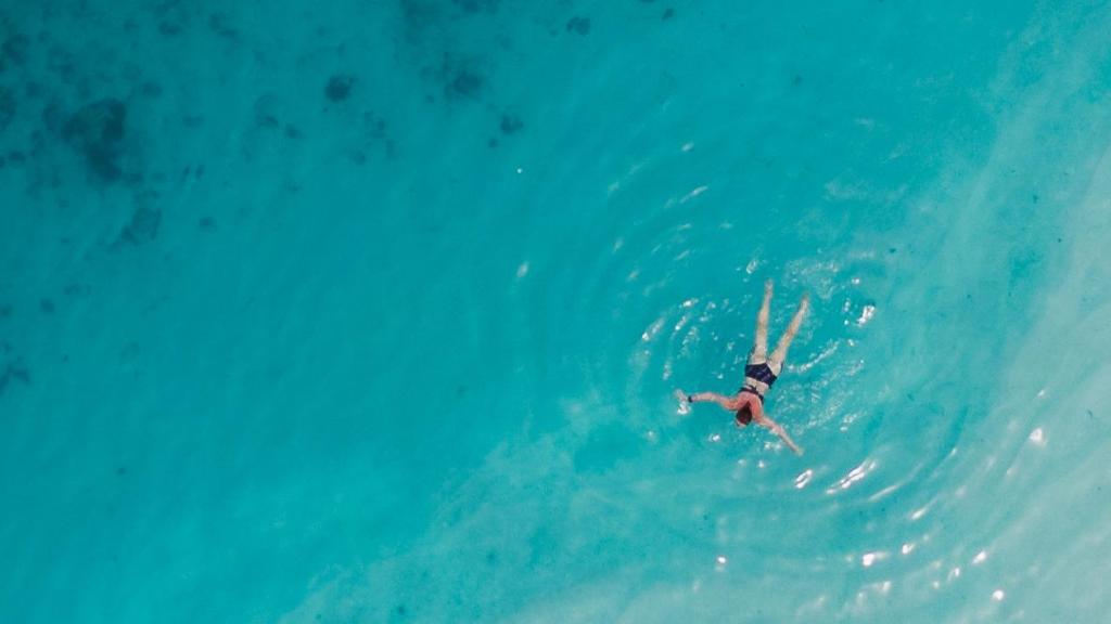 Una mujer bañándose en el Caribe.