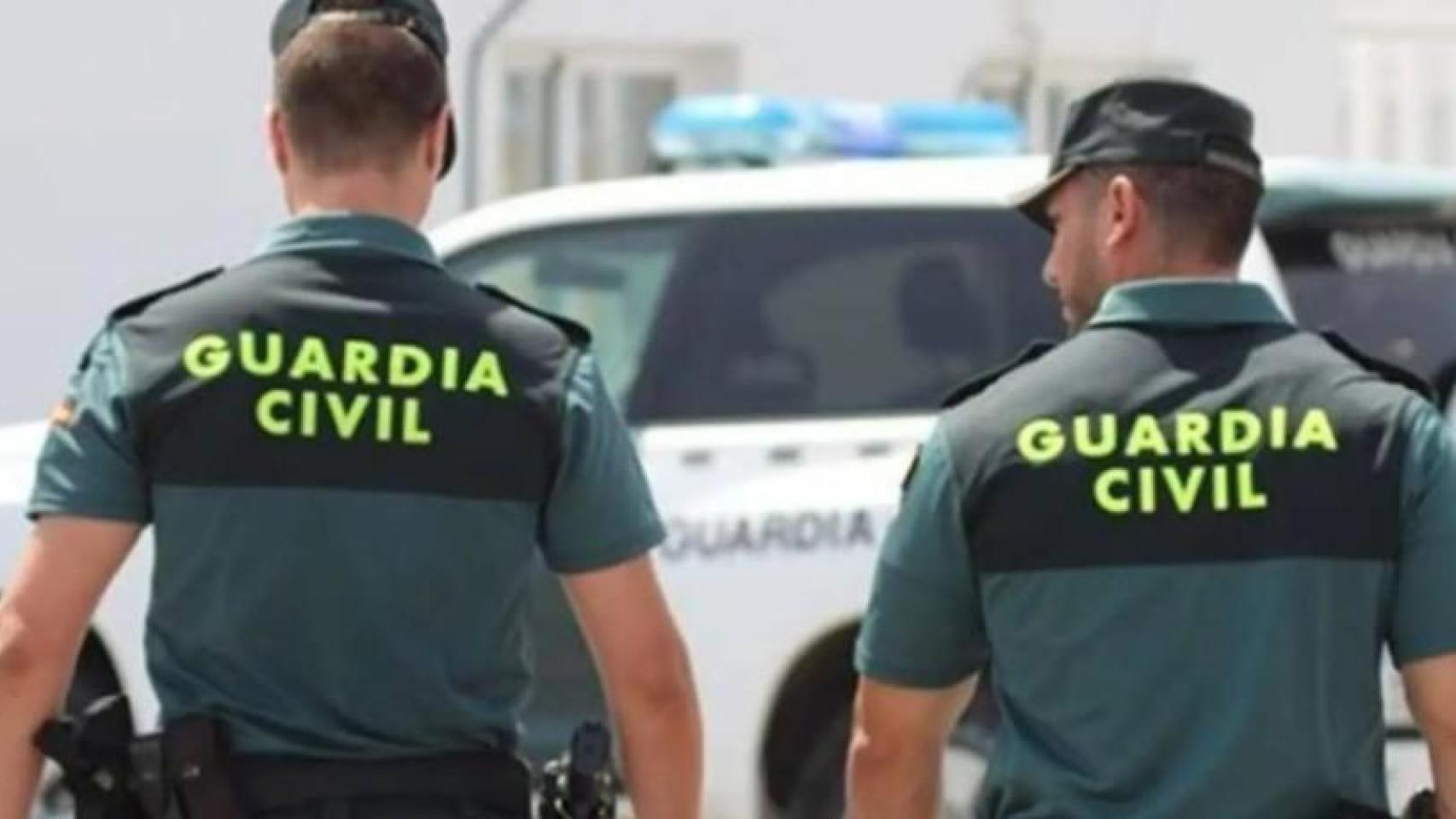 Una pareja de agentes de la Guardia Civil en una imagen de archivo.