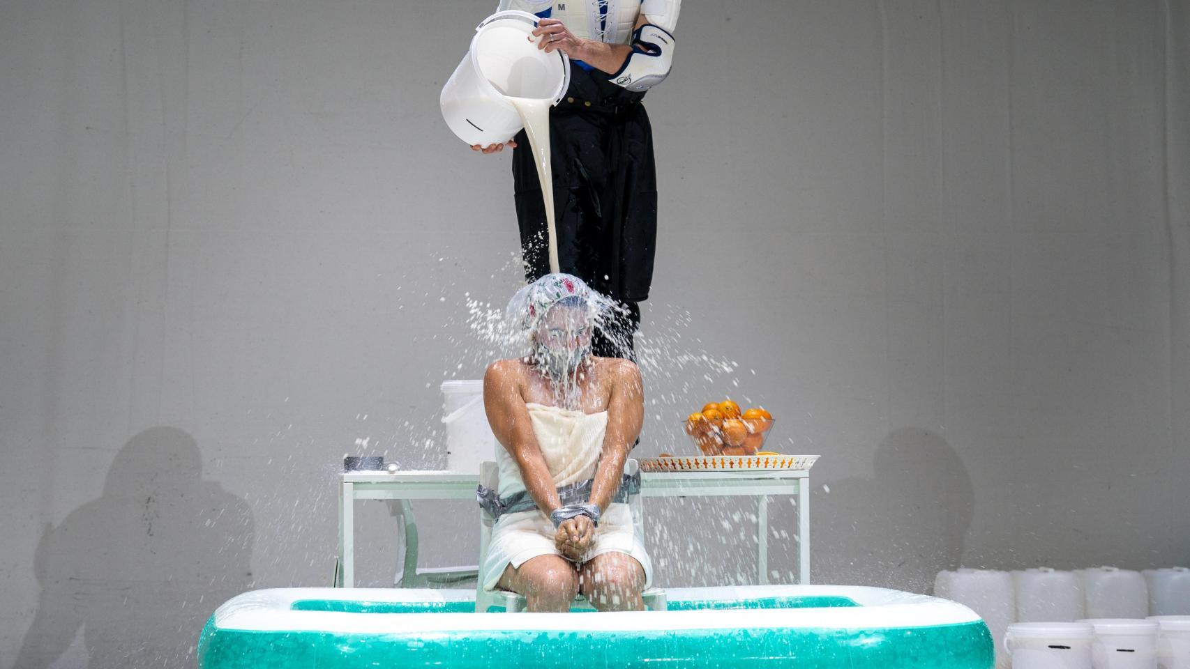 Un momento de 'This Work About the Orange', de la compañía Les Trois Plumes, en la función del sábado en los Veranos de la Villa de Madrid. Foto: © Sara Cort, Eleventh Floor © Madrid Destino