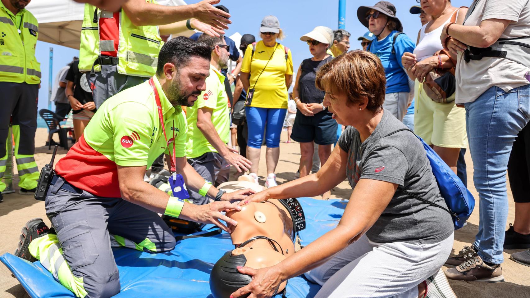 Varias personas realizan simulacros de reanimación el pasado julio en la playa de Las Canteras, Gran Canaria.