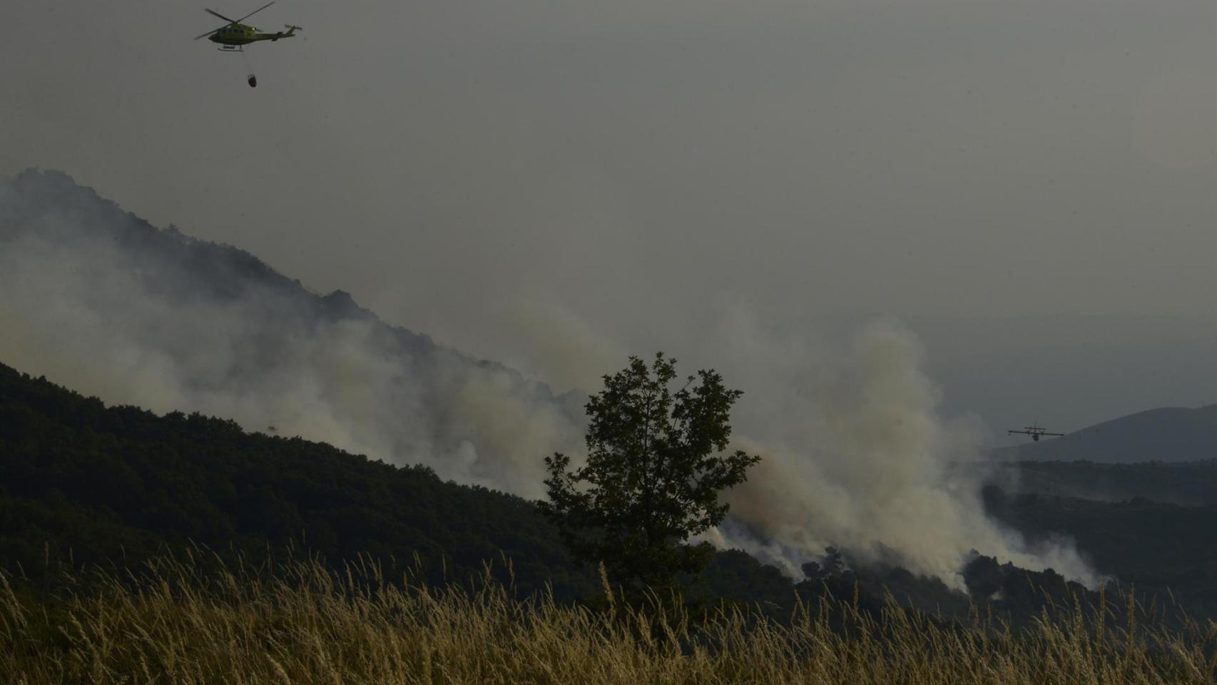 Un helicóptero tira agua sobre el fuego para extinguir el incendio, a 2 de agosto de 2025, en Vilardevós