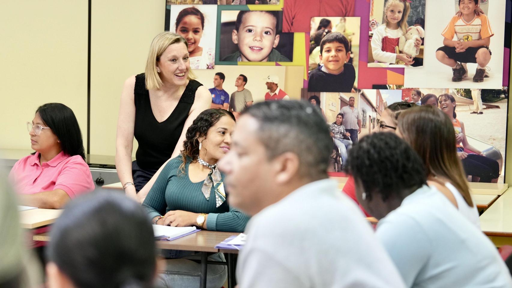 La vicepresidenta de la Junta y consejera de Familia e Igualdad de Oportunidades, Isabel Blanco, visita a los participantes de un itinerario prelaboral en el sector del comercio para personas en riesgo o exclusión social.