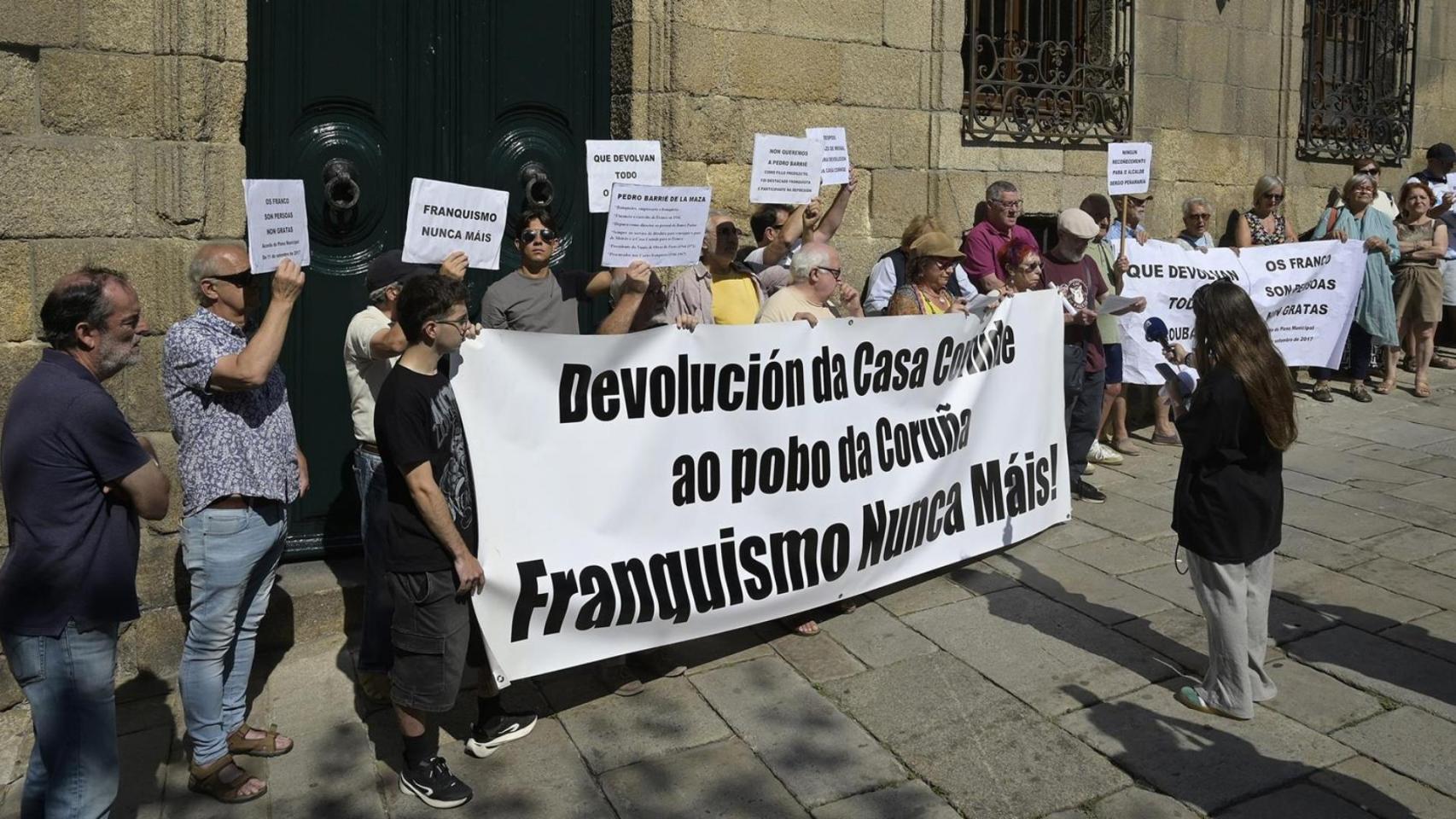 Concentración ante la Casa Cornide en A Coruña para exigir a los Franco la devolución del inmueble.