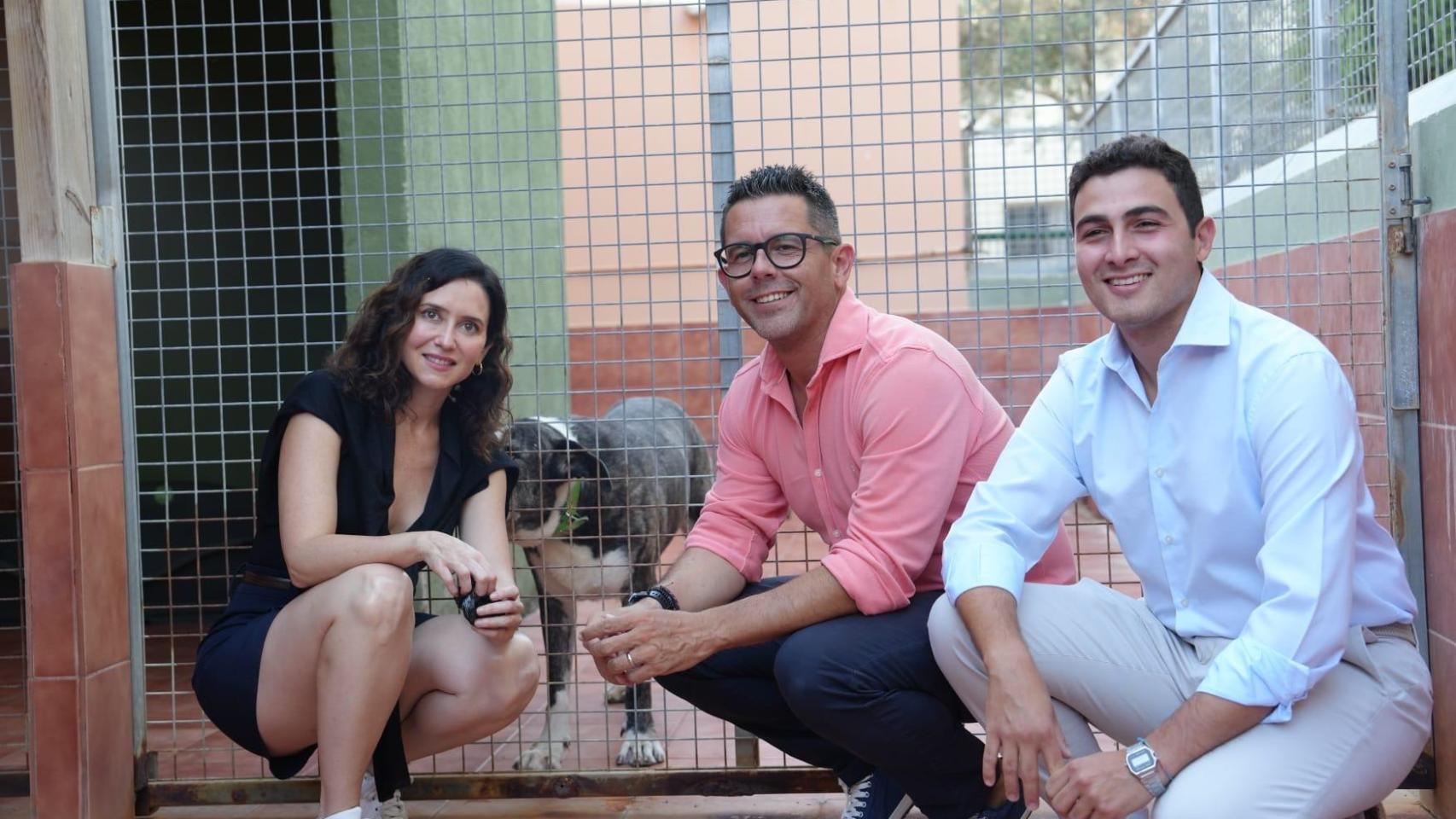 Ayuso junto al alcalde Ibiza, Rafael Triguero y el concejal de Bienestar Animal, Manuel Jiménez.