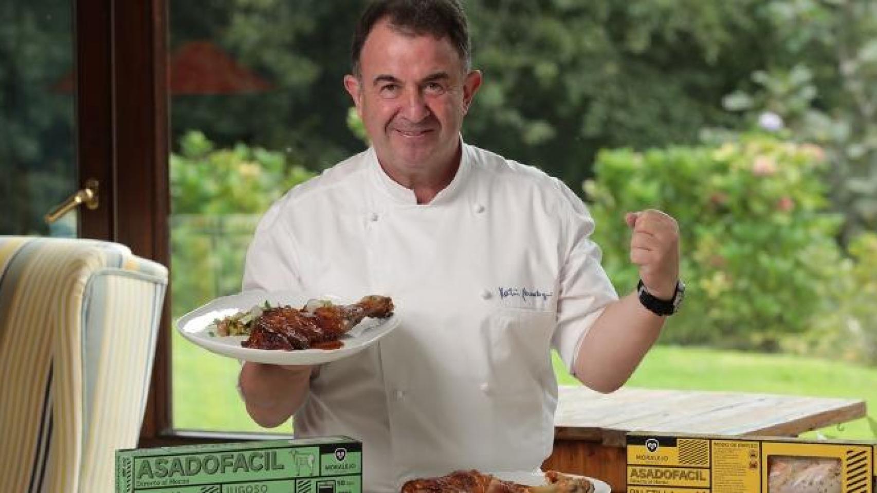 El chef Martín Berasategui con el cordero de Moralejo Selección