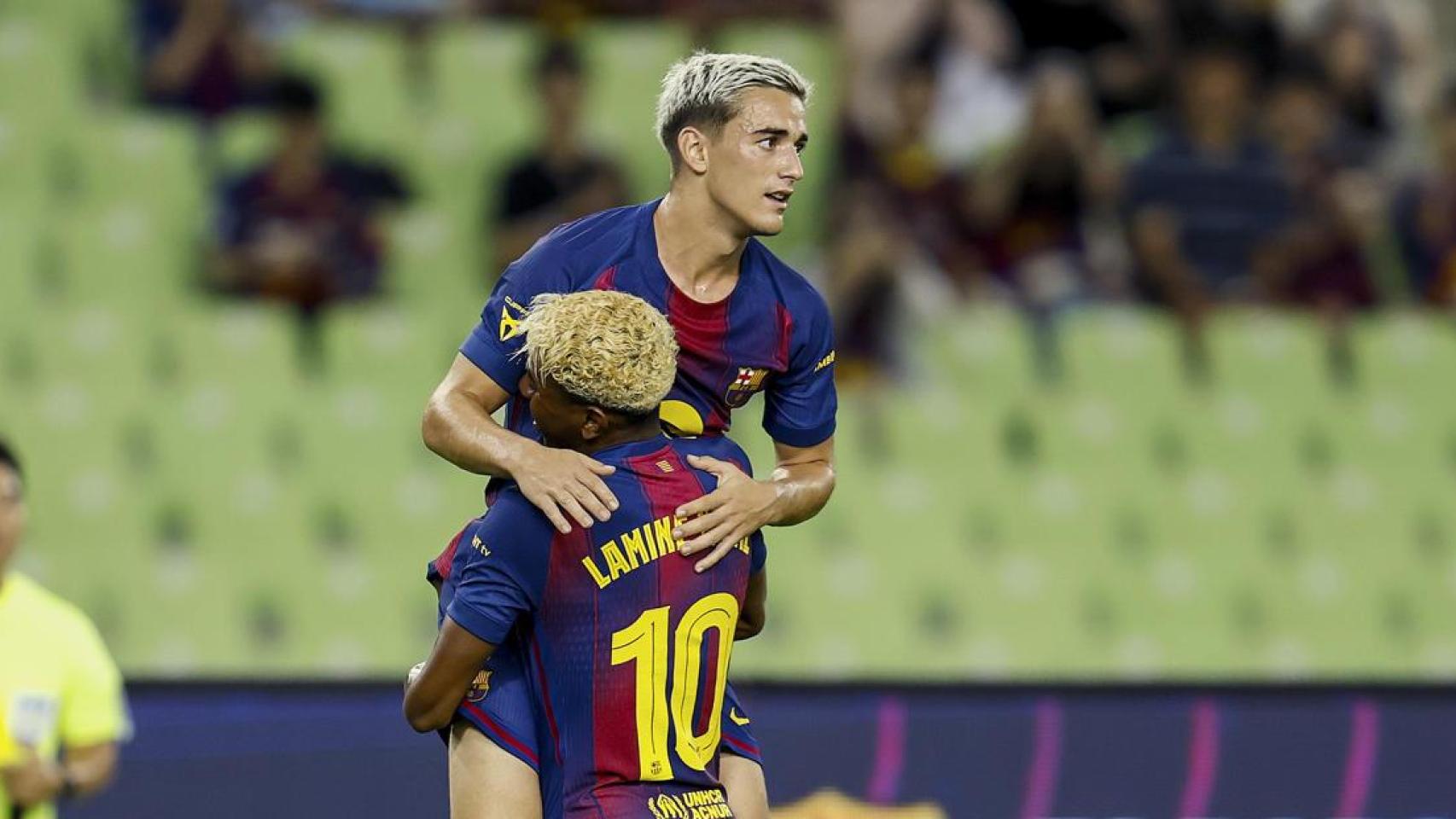 Lamine Yamal celebra con Gavi un gol en el amistoso contra el Daegu