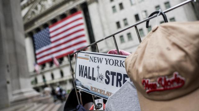 Una gorra y una placa de Nueva York delante del edificio de la Bolsa de Nueva York.