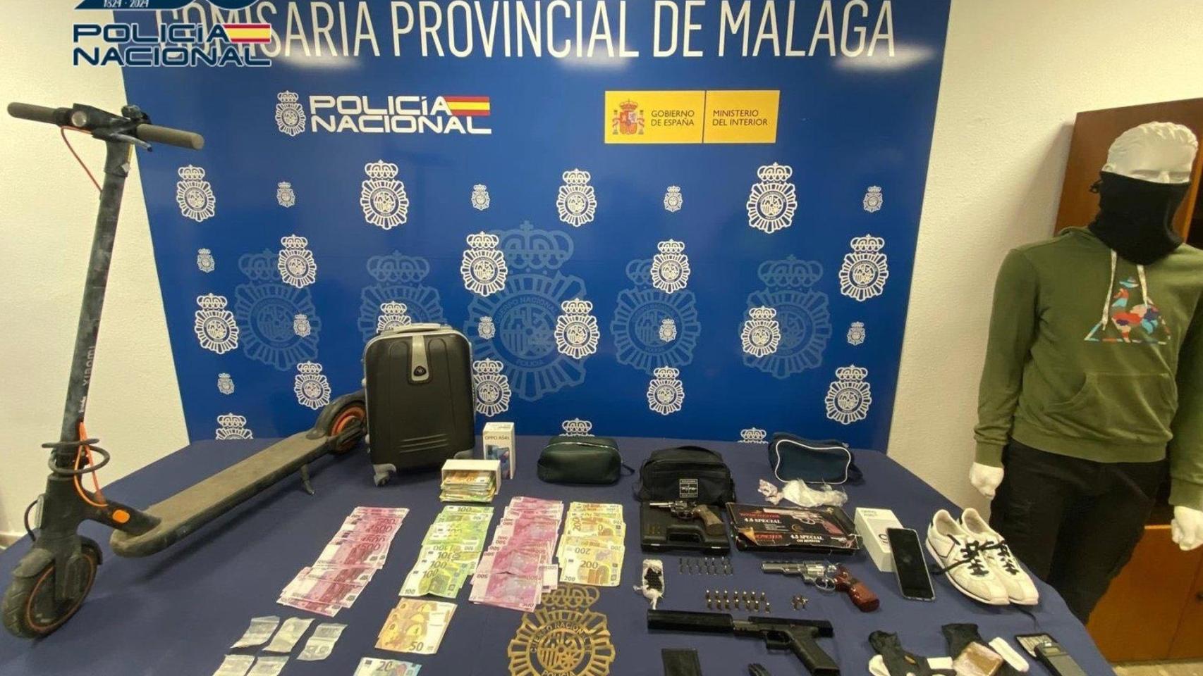 Objetos intervenidos en una operación policial.