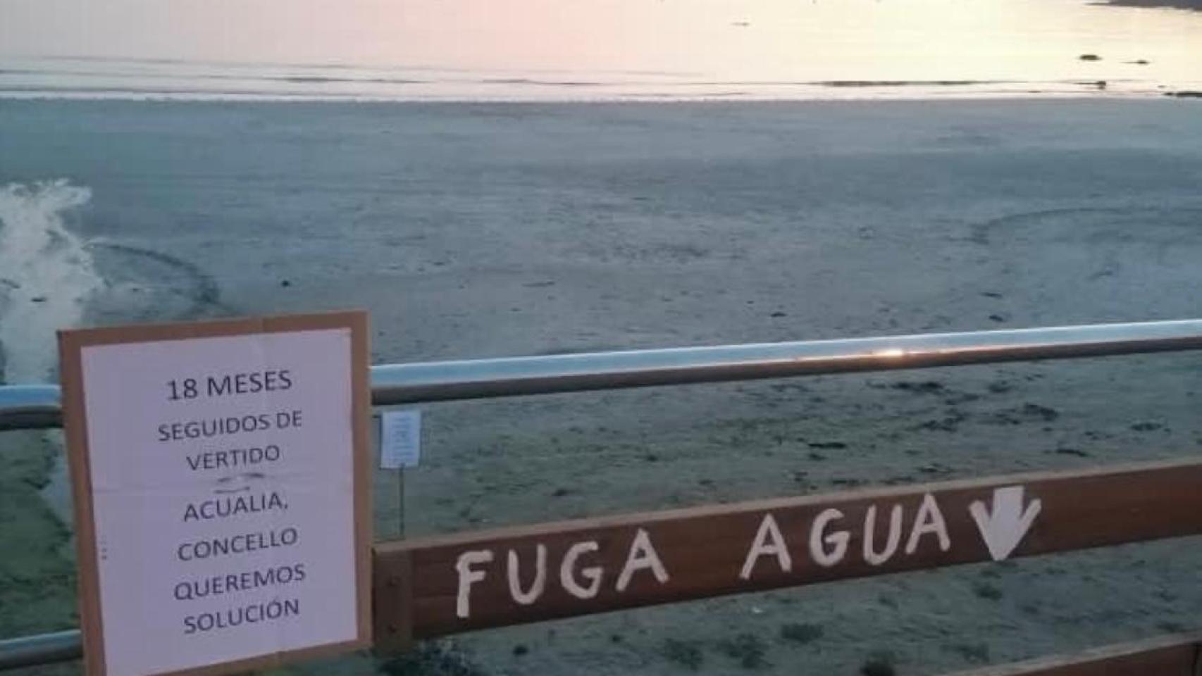 Un cartel vecinal denuncia un vertido en una playa de Panxón (Pontevedra): Queremos soluciones