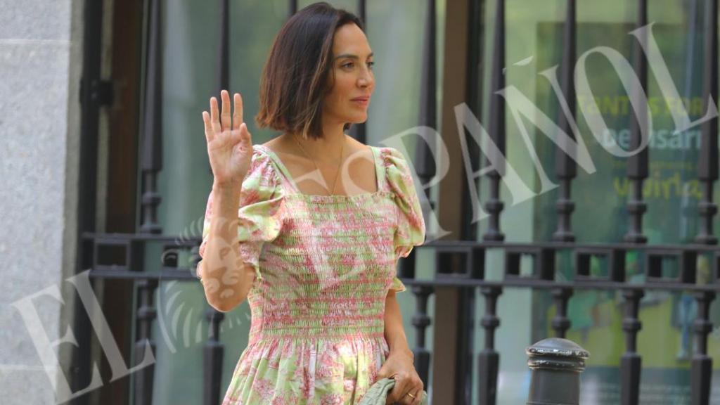 Tamara Falcó parando un taxi en la calle Ortega y Gasset de Madrid.