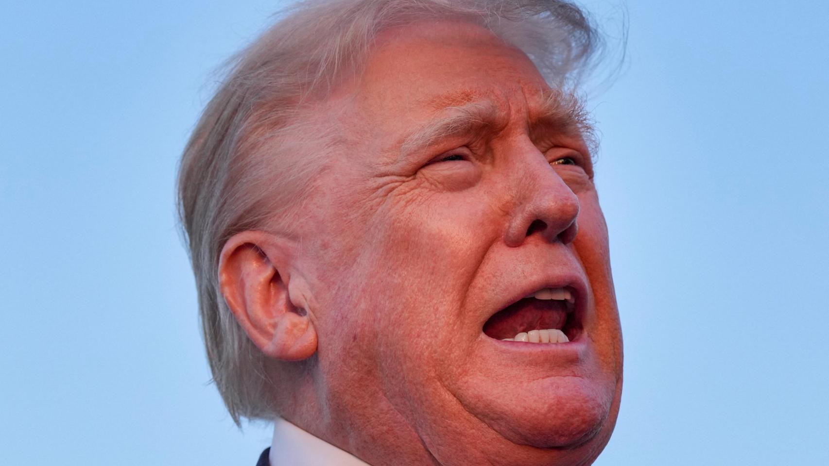 El presidente Donald Trump habla con la prensa antes de abordar el Air Force One en el Aeropuerto Internacional de Lehigh Valley en Allentown, Pensilvania.