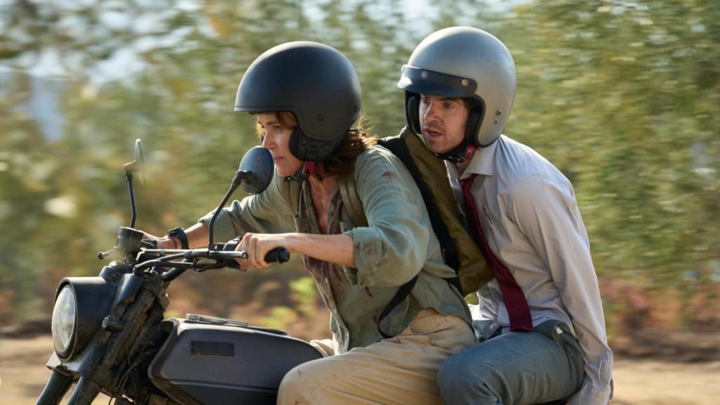Keeley Hawes y Freddie Highmore en una escena de la miniserie 'Asesina a sueldo'.
