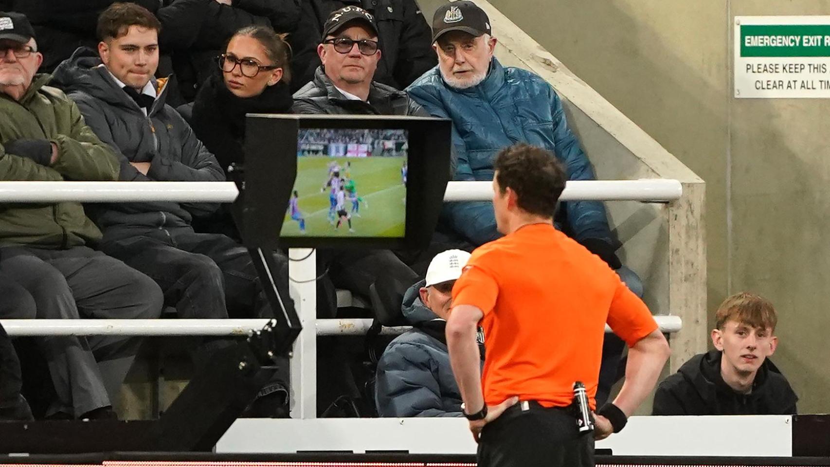 Darren England comprobando una jugada en el monitor durante el Newcastle - Crystal Palace.