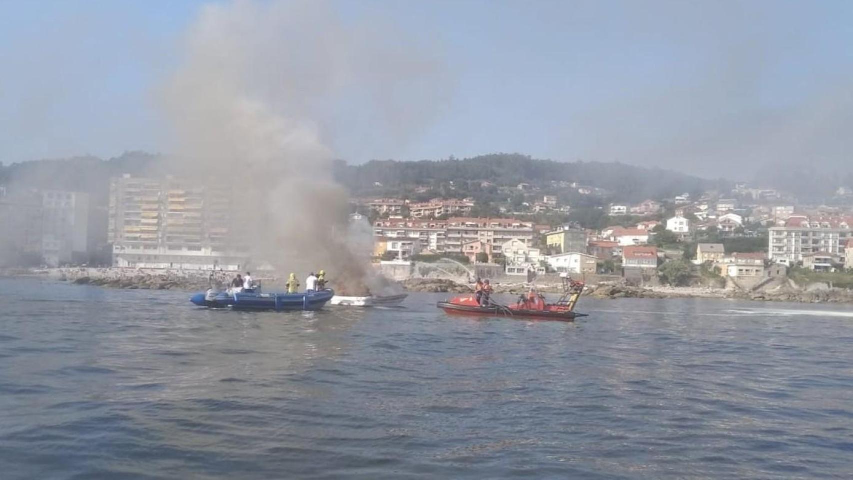Incendio en embarcación de recreo en Sanxenxo