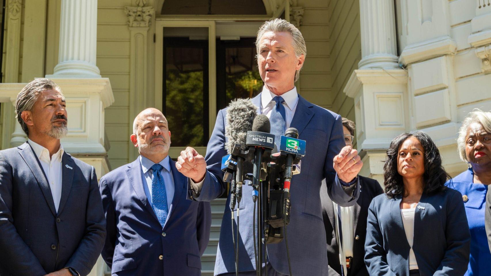 Gavin Newsom, durante una conferencia de prensa.