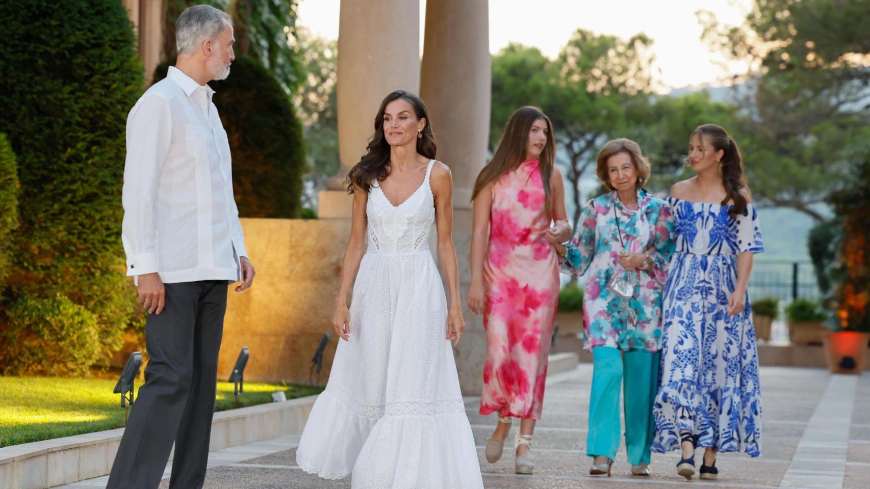 La Familia Real, a su llegada a los jardines del Palacio.
