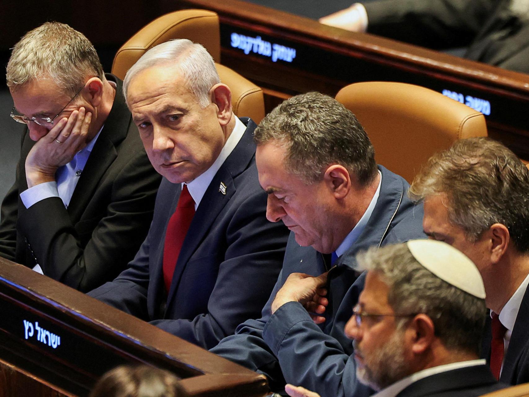 El primer ministro israelí, Benjamin Netanyahu, asiste a un debate en el pleno de la Knéset, en Jerusalén, el 23 de julio de 2025.
