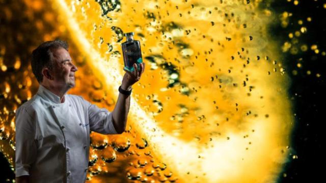 Martín Berasategui sosteniendo una Minoric Blue Edition.