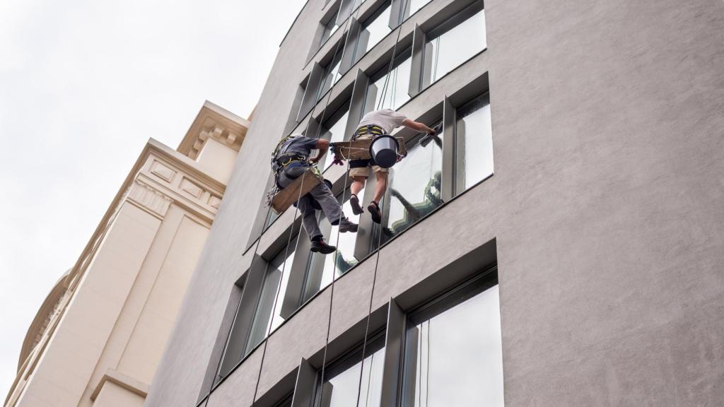 Los edificios en altura requieren trabajadores y herramientas especializadas para la limpieza de ventanas