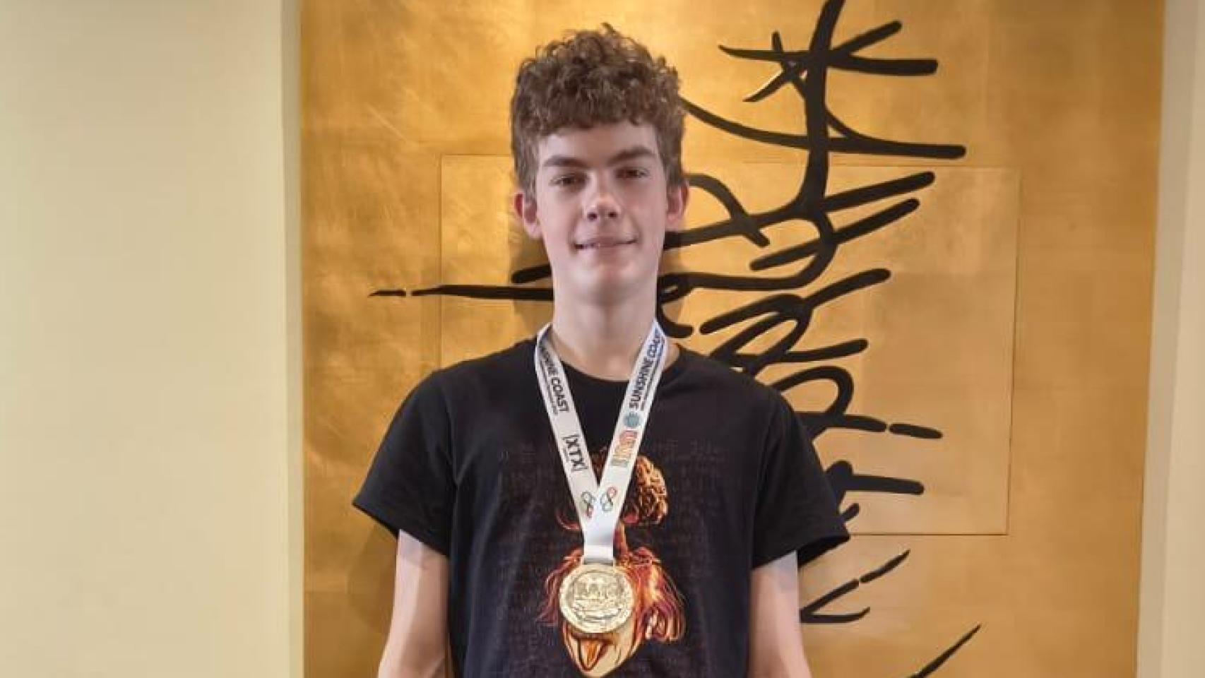 Pablo Freire posando con su medalla de plata en la OIM para EL ESPAÑOL.