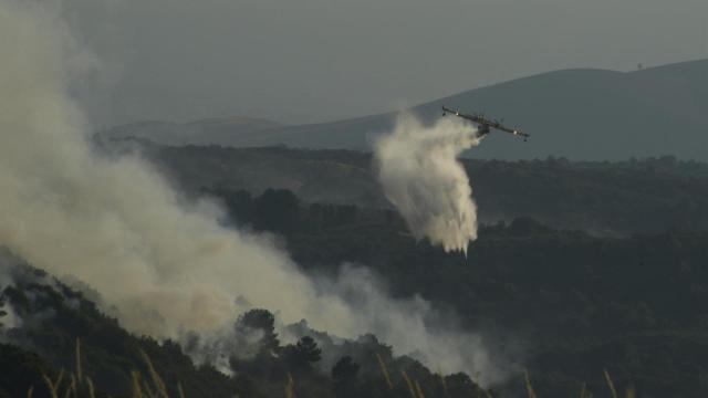 Medios aéreos de extinción en el incendio de Vilardevós (Ourense)
