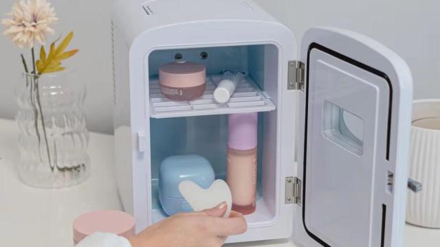 Esta es la mini nevera para guardar la skincare que has visto en todas partes: en 6 colores y rebajada a menos de 30€
