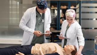 estudiante-de-medicina-haciendo-su-practica-en-un-hospital