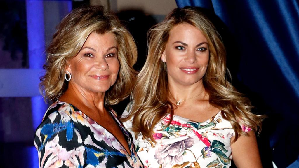 Cari Lapique junto a su hija, Carla Goyanes, en una fotografía de archivo.