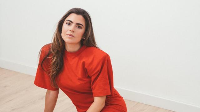 La pintora de la feminidad ‘millennial’, Elena Gual: “Ir a una exposición no es para hacer fotos a los cuadros, es más como si fuese terapia”