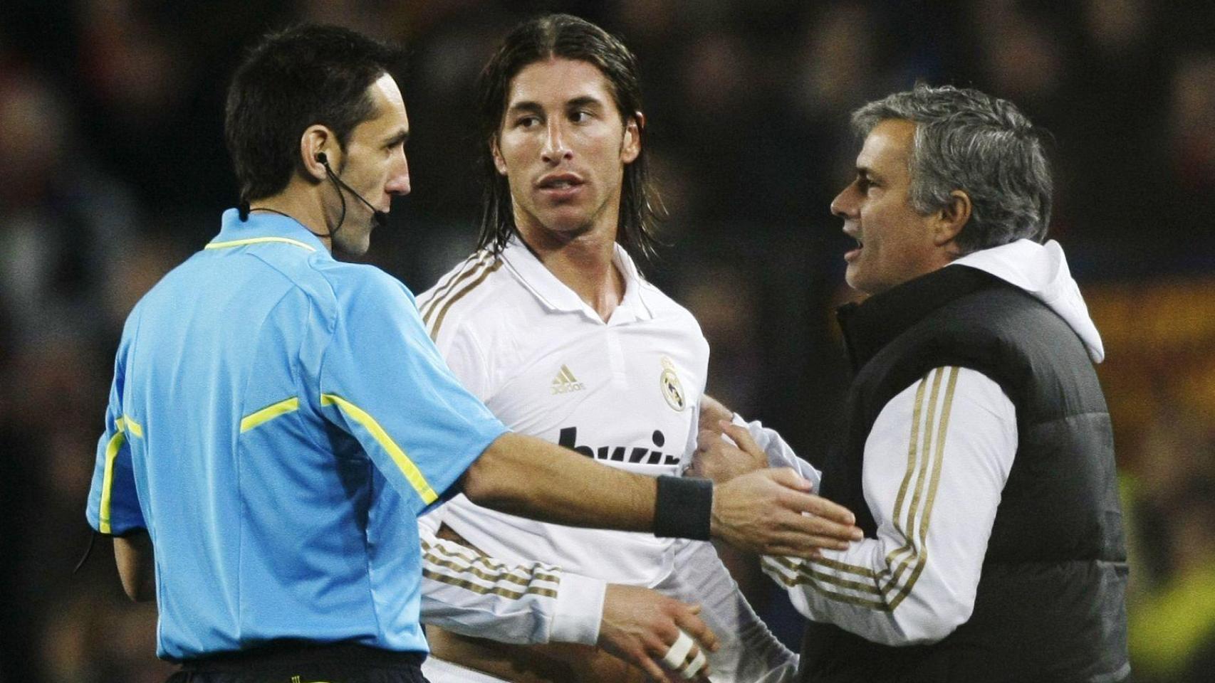 Mourinho y Sergio Ramos protestan al Teixeira Vitienes durante un Clásico.