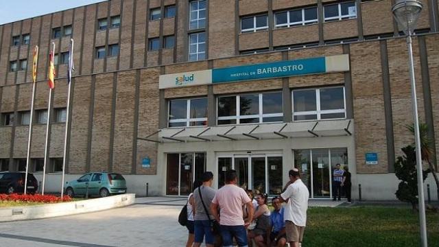 Varios vecinos, en el exterior del Hospital de Barbastro.