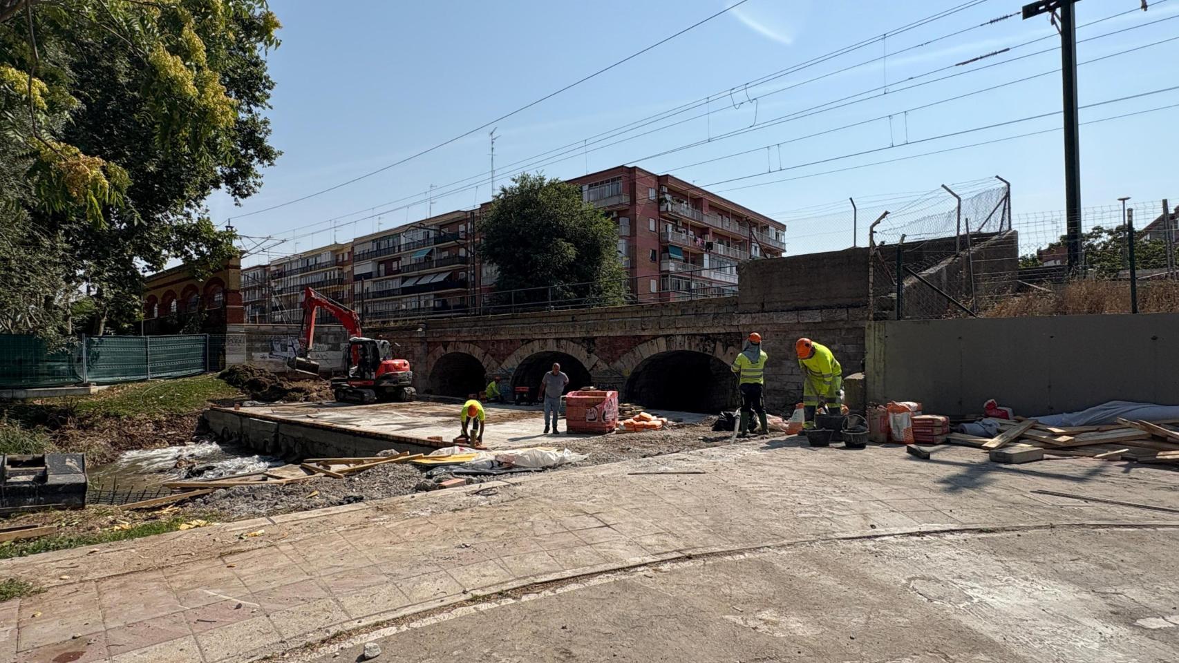 La actuación que está llevando a cabo Adif en el cauce del Esgueva, a la altura de la calle la Vía, en su intersección con el Paseo del Cauce.