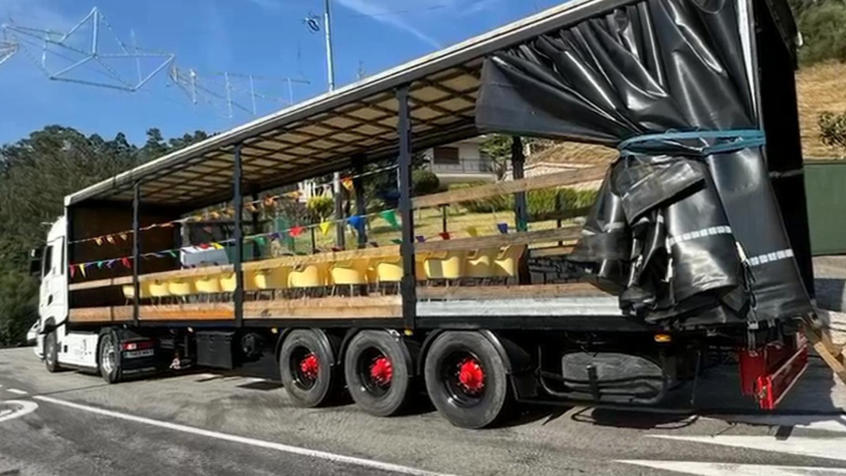 Camión-orquesta de un vecino de Pazos de Borbén para llevar las fiesta a todas las parroquias del pueblo