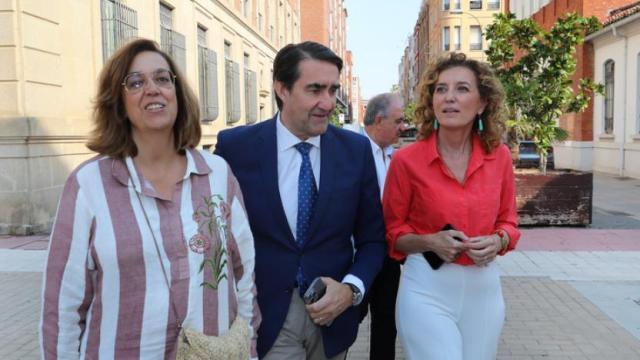 El consejero de Medio Ambiente, Vivienda y Ordenación del Territorio, Juan Carlos Suárez-Quiñones; junto a la directora general de la Vivienda, María Pardo; y a la presidenta de la Diputación, Ángeles Armisén, antes de la presentación de las Normas Urbanísticas Territoriales de Palencia