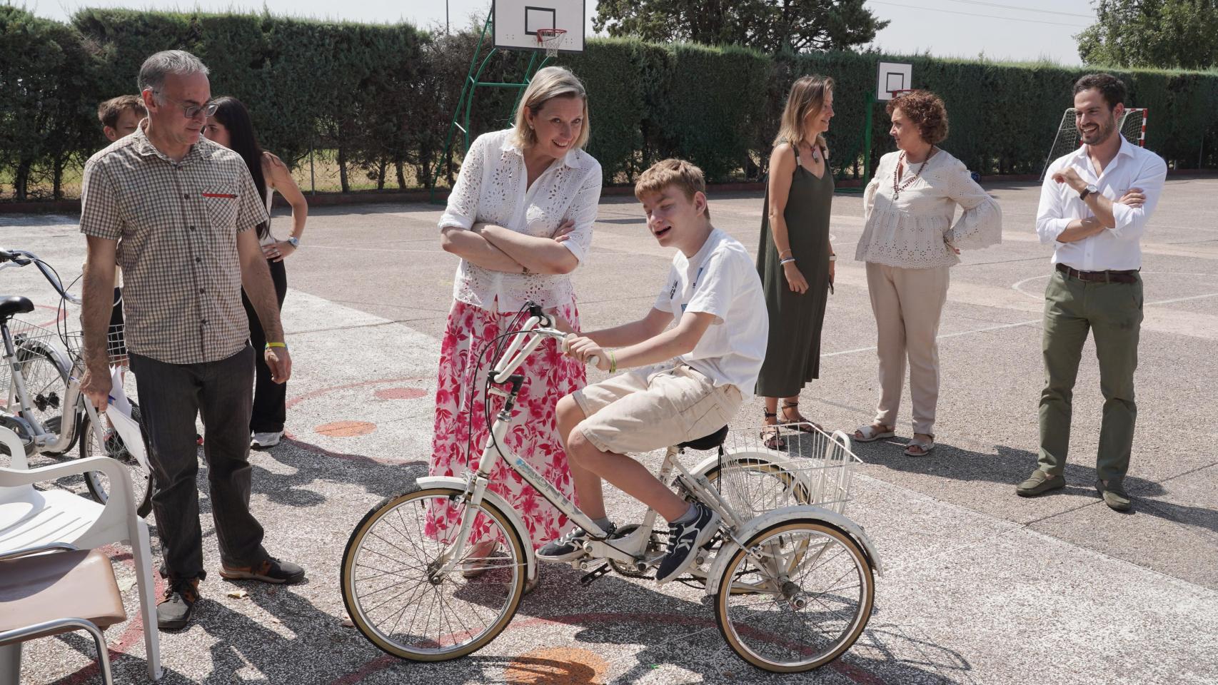 La consejera de Familia e Igualdad de Oportunidades, Isabel Blanco, durante la vista al centro