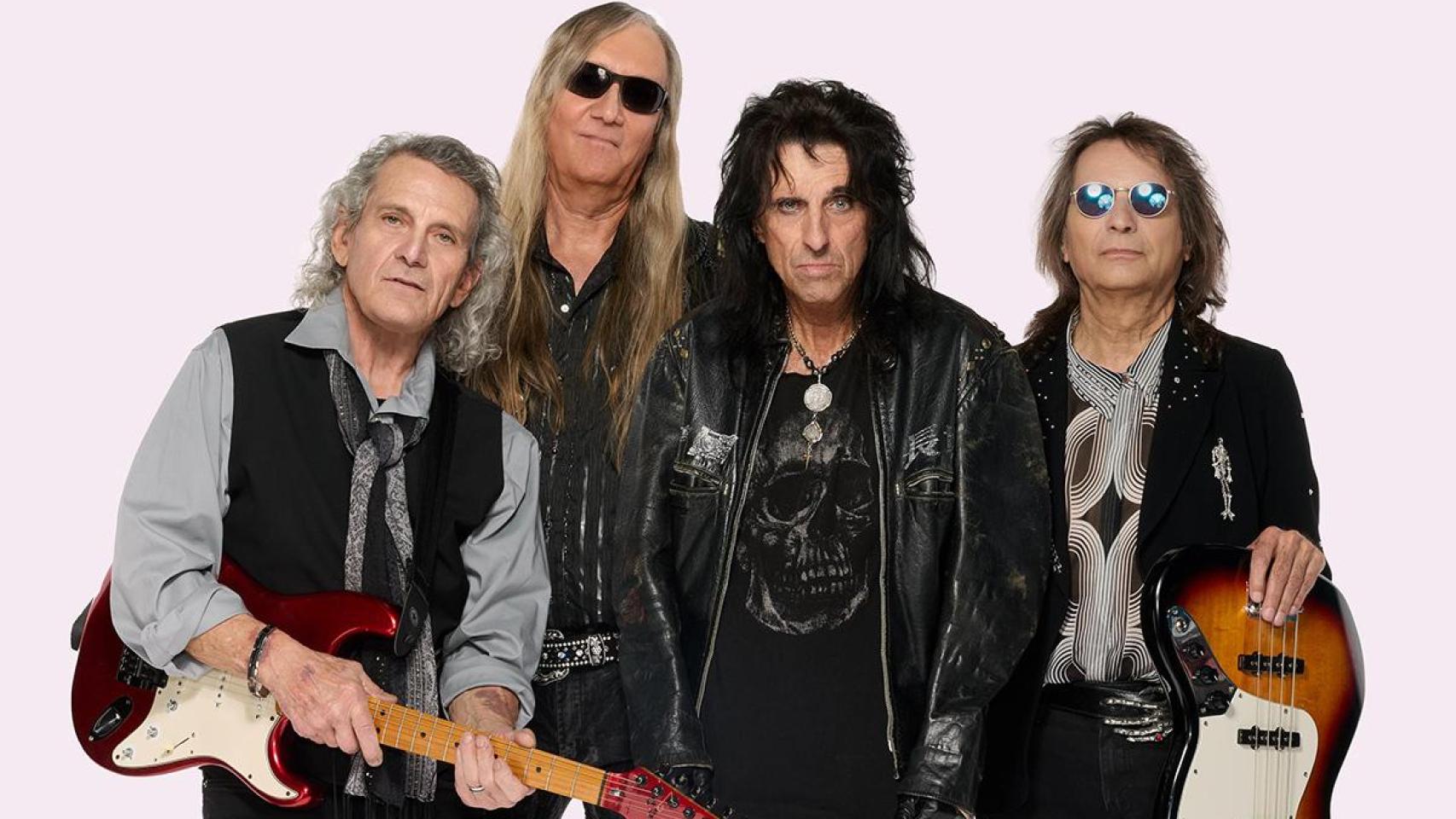 Alice Cooper, en el centro, rodeado por los miembros de su banda original: Michael Bruce, Neal Smith y Dennis Danaway.